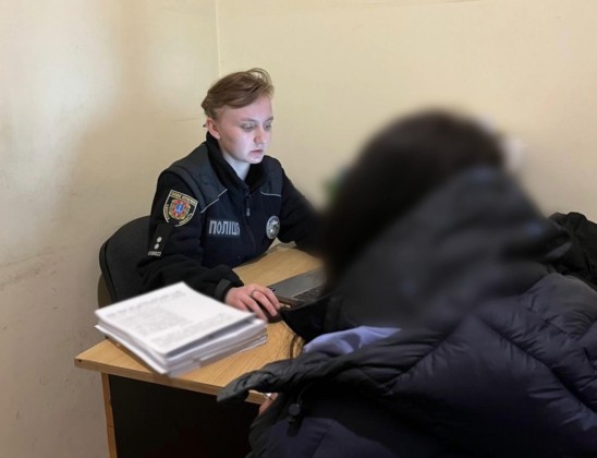Одеситку підозрюють у фейковому замінуванні суду, крадіжці та зберіганні наркотиків «фото»