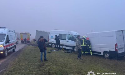 ДТП під Криничним: після зіткнення двох мікроавтобусів перекрито рух (фото) «фото»