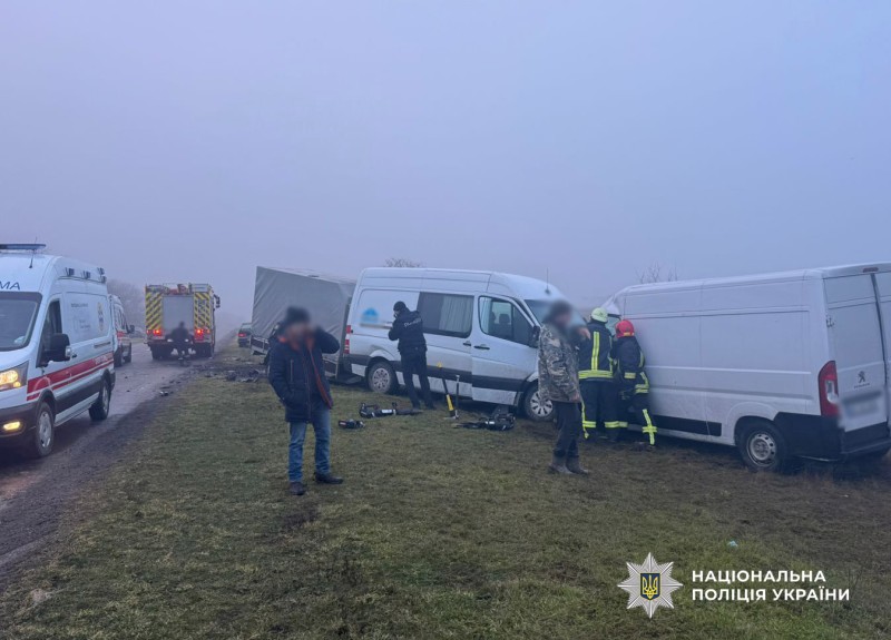 ДТП під Криничним: після зіткнення двох мікроавтобусів перекрито рух (фото) «фото»