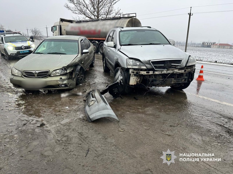 На трасі Одеса-Южне легковик зіткнувся з вантажівкою «фото»