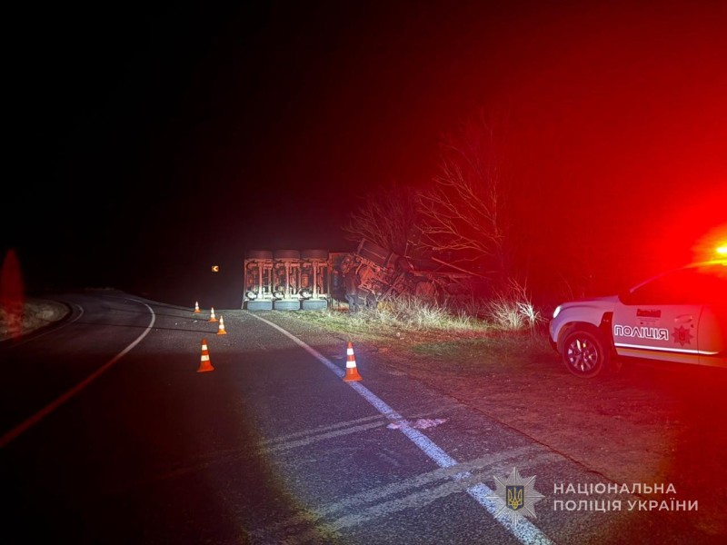 На трасі Одеса-Рені сталася смертельна ДТП: вантажівка зіштовхнулася з евакуатором «фото»