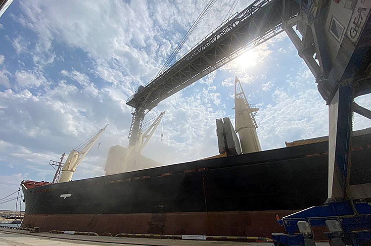 Морським коридором України перевезли 100 мільйонів тонн зерна «фото»