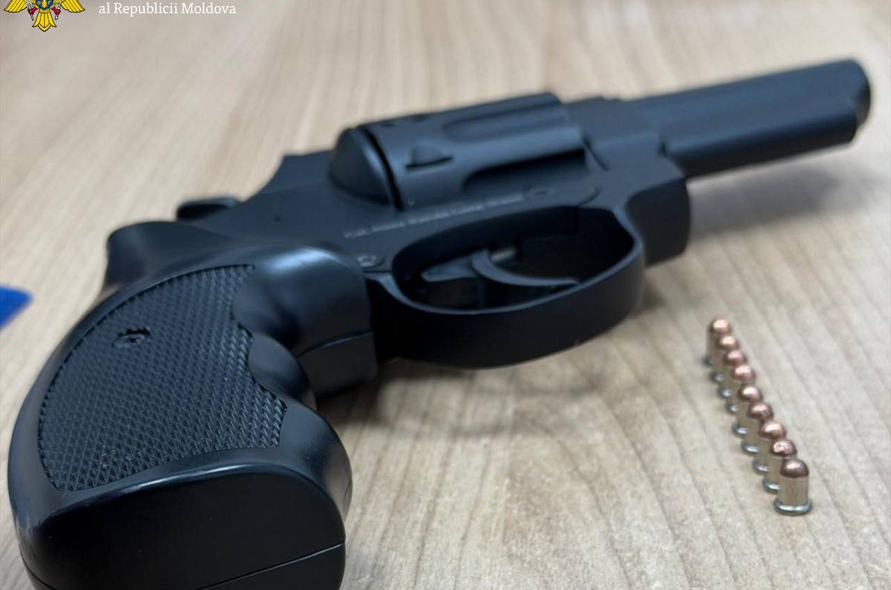 На кордоні з Молдовою на Одещині у водія виявили зброю та патрони (фото) «фото»