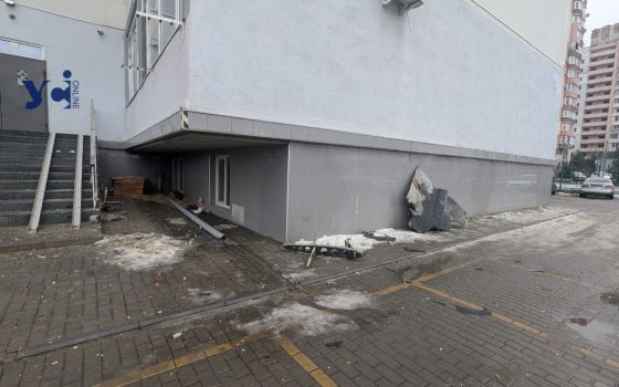 Дрон поцілив у багатоповерхівку в Одеському районі: евакуйовано 58 осіб (фото, ОНОВЛЕНО) «фото»