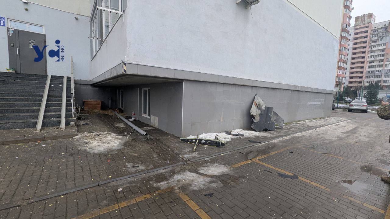 Дрон поцілив у багатоповерхівку в Одеському районі: евакуйовано 58 осіб (фото, ОНОВЛЕНО) «фото»