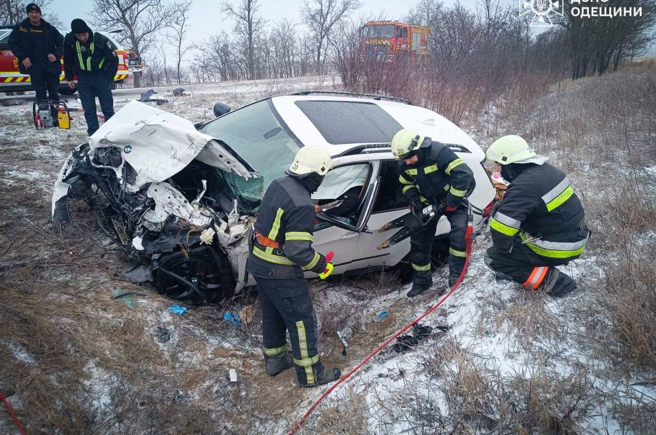 На трасі Одеса – Рені зіткнулися два легковики: постраждали дві жінки і двоє дітей (фото) «фото»
