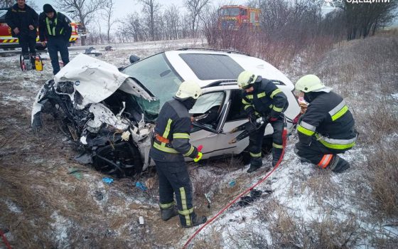 На трасі Одеса – Рені зіткнулися два легковики: постраждали дві жінки і двоє дітей (фото) «фото»