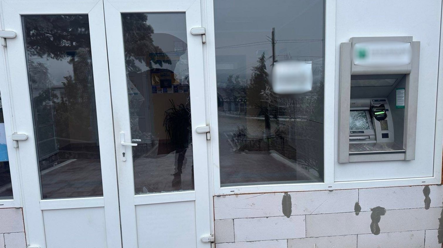 У Долинському чоловік зірвав портрет захисника, пошкодив двері сільради і банкомат (фото) «фото»