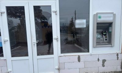 У Долинському чоловік зірвав портрет захисника, пошкодив двері сільради і банкомат (фото) «фото»