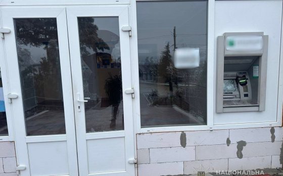 У Долинському чоловік зірвав портрет захисника, пошкодив двері сільради і банкомат (фото) «фото»