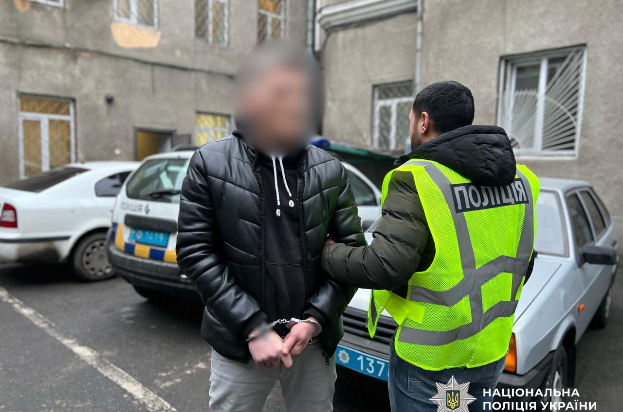 Увірвалися в готельний номер, побили клієнта та відібрали майно в Одесі (фото, відео) «фото»