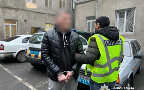 Увірвалися в готельний номер, побили клієнта та відібрали майно в Одесі (фото, відео) «фото»