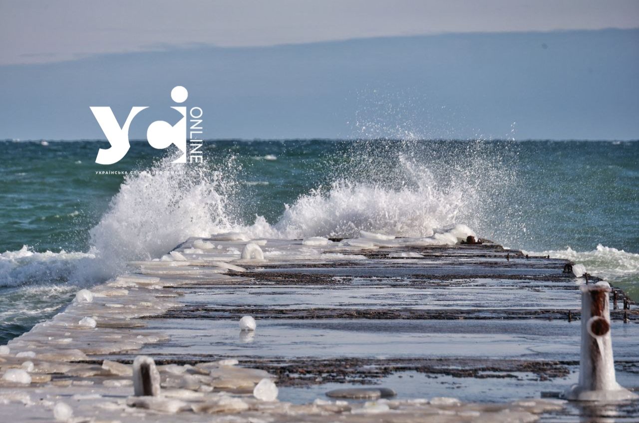 Лютневе Чорне море: одесити виходять милуватися зимовою красою попри мороз (фото) «фото»