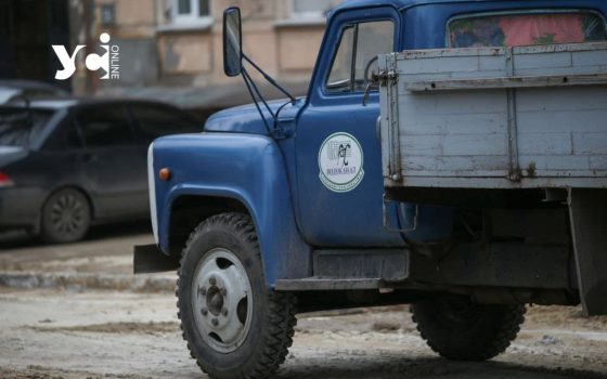 На Люстдорфській дорозі в Одесі стався порив водопроводу: рух ускладнений і течія на дорозі (відео) «фото»