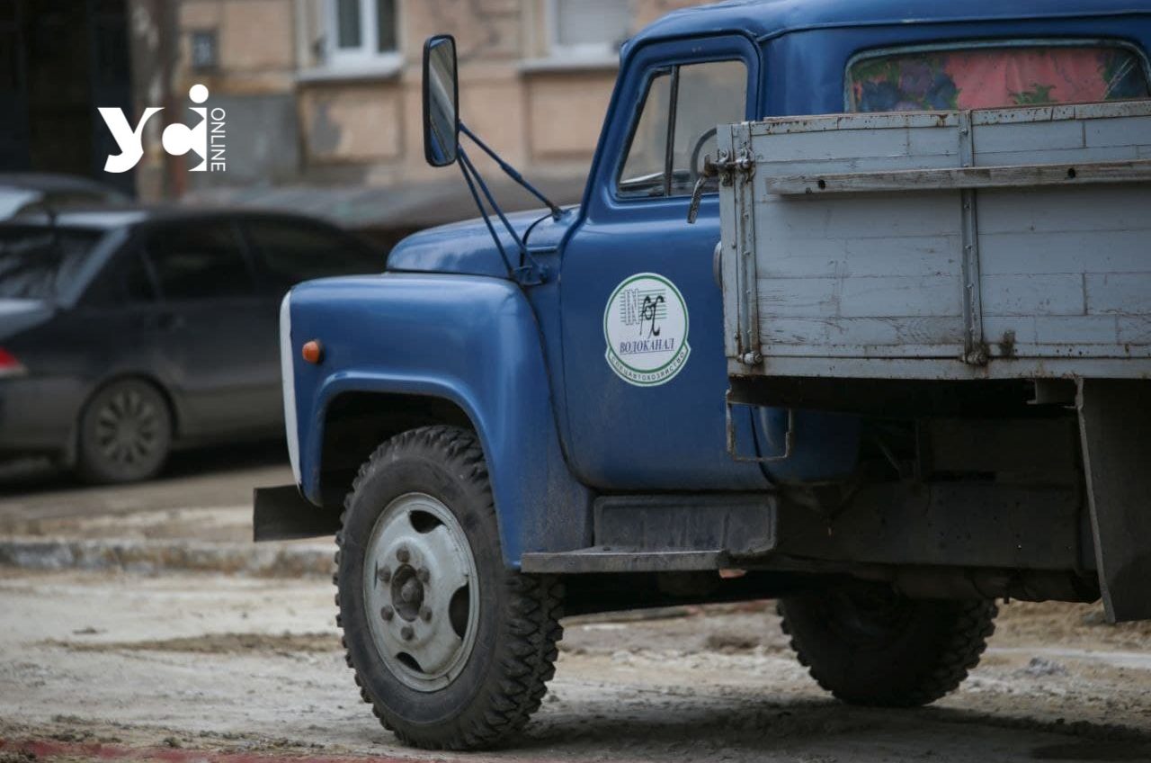 На Люстдорфській дорозі в Одесі стався порив водопроводу: рух ускладнений і течія на дорозі (відео) «фото»