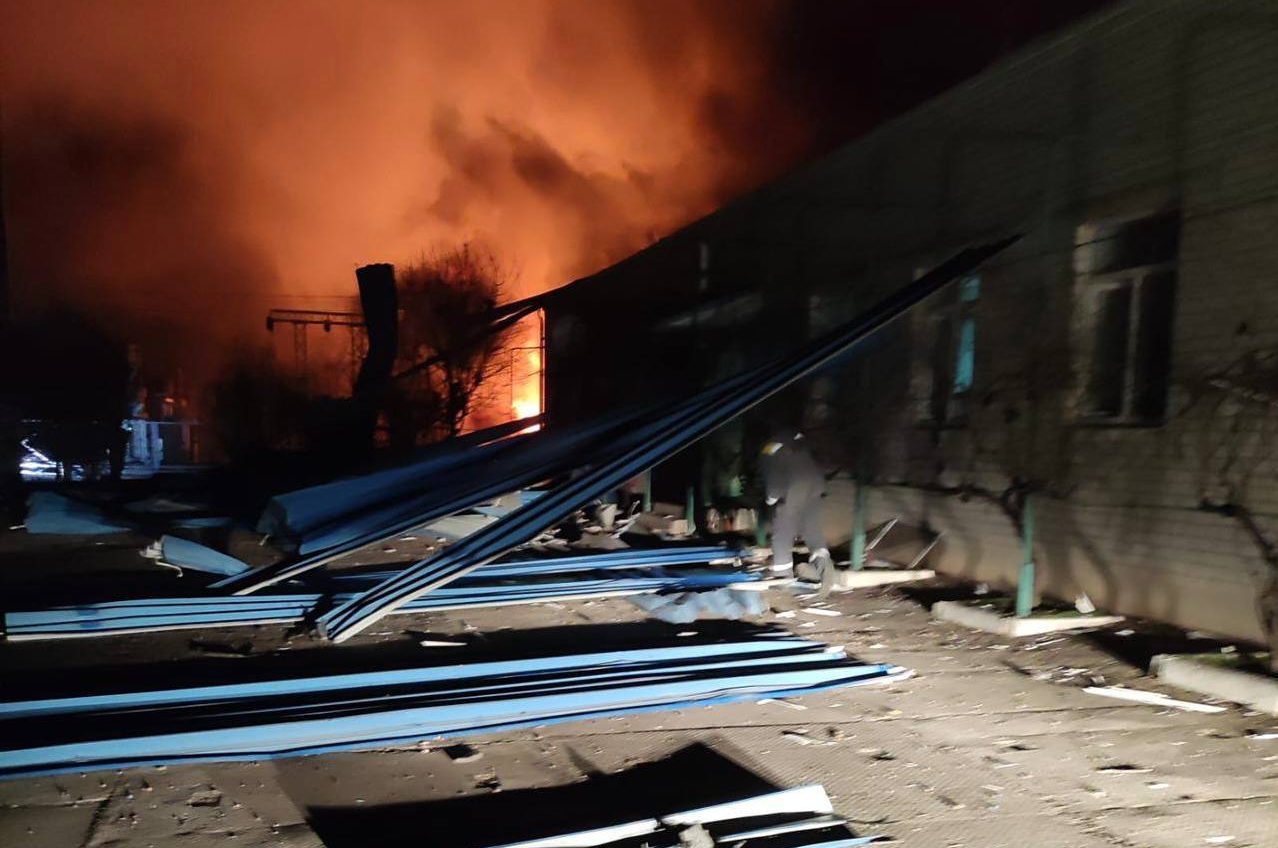 Уночі РФ знову атакувала об’єкт енергетики в Одеській області – виникла пожежа «фото»