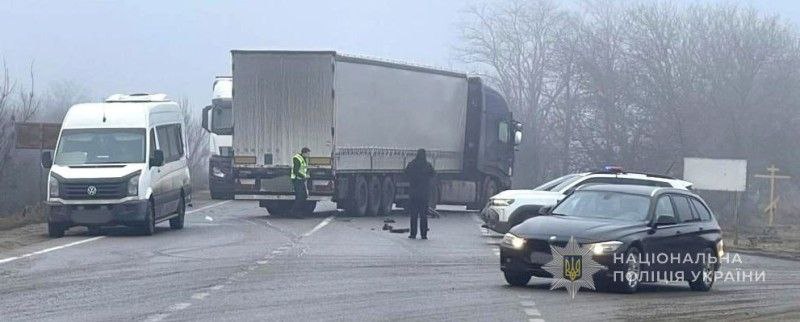 На трасі Одеса – Рені сталася аварія за участю маршрутки та двох авто: рух ускладнений «фото»