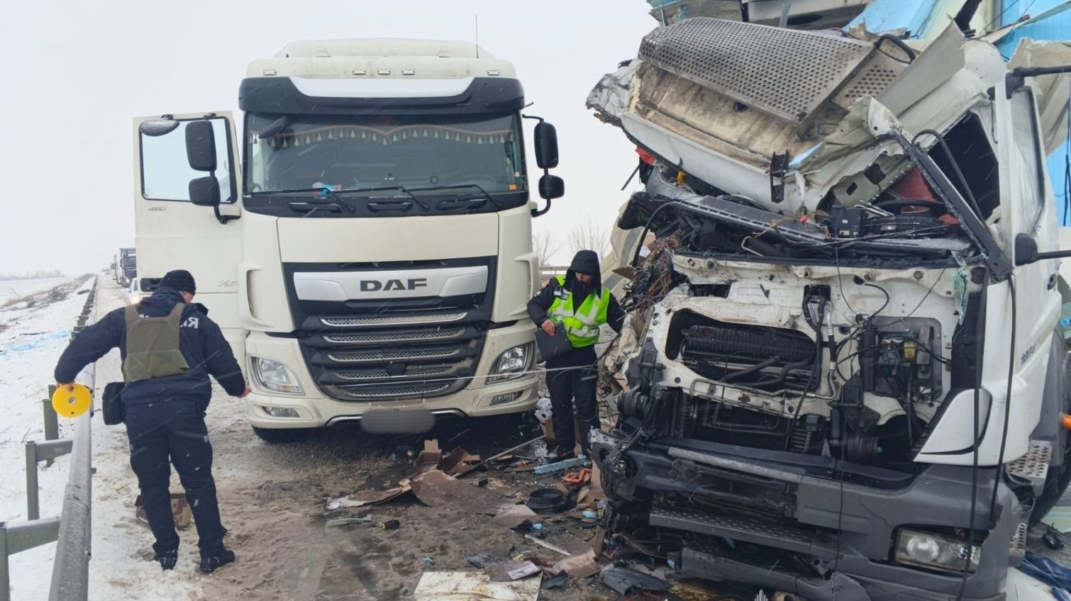 На трасі Київ — Одеса біля Любашівки сталася жахлива аварія за участю двох фур (фото) «фото»