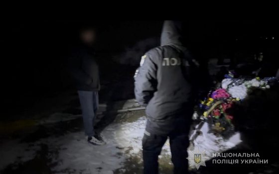 Поліцейські затримали чоловіка, який пошкодив понад десяток пам’ятників на кладовищі біля Одеси «фото»